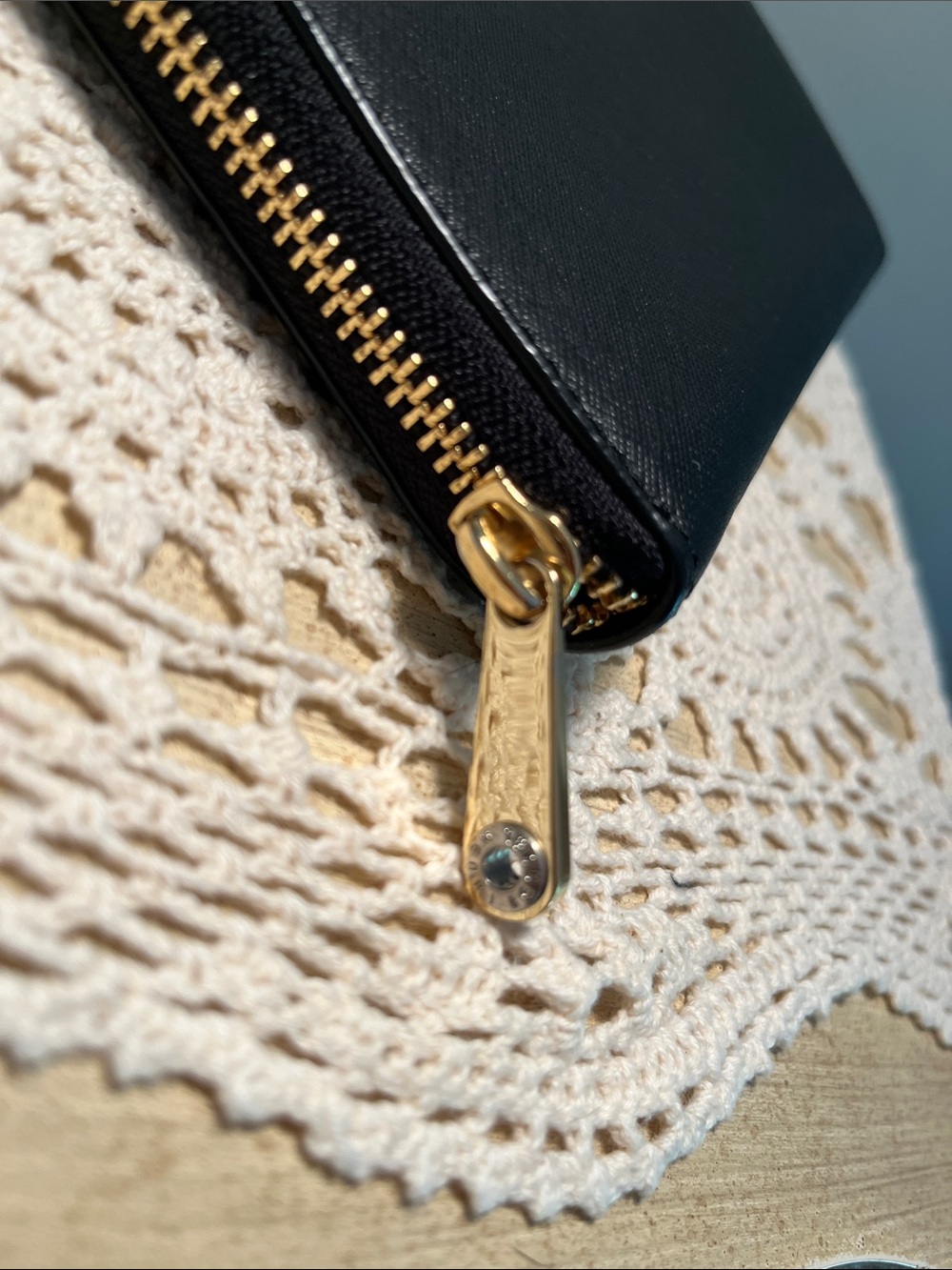 Henri Bendel Black Saffiano Leather Long Wallet Bright Gold Zip Closure Gorgeous - Picture 5 of 10